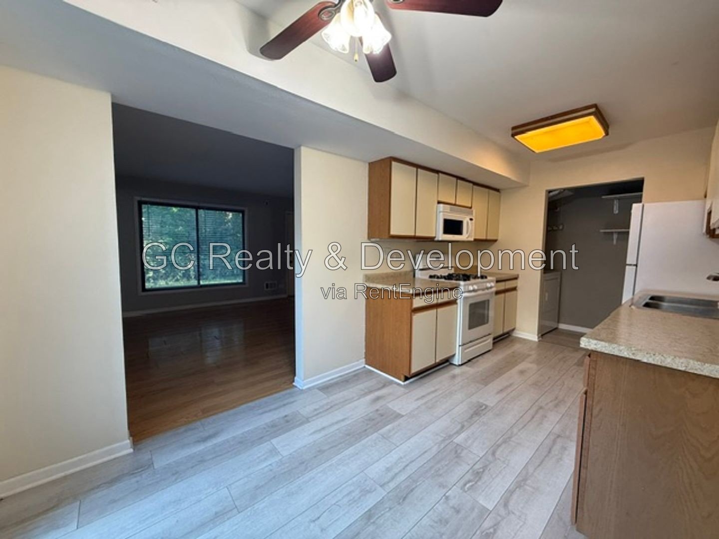 *** 2 BDRM / IN UNIT LAUNDRY / 2 PARKING SPOTS / APPLIANCES INCLUDED *** property image