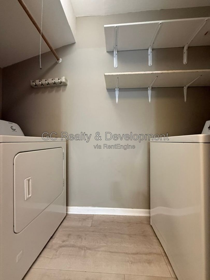 *** 2 BDRM / IN UNIT LAUNDRY / 2 PARKING SPOTS / APPLIANCES INCLUDED *** property image