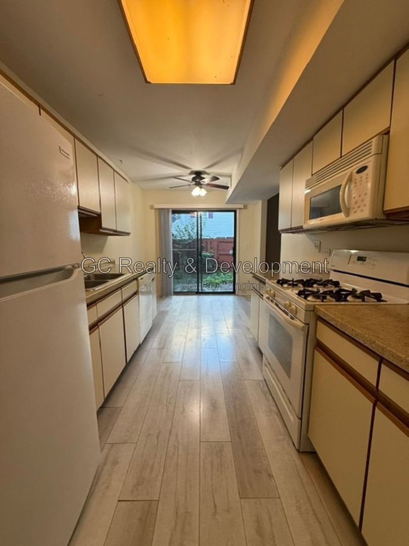 *** 2 BDRM / IN UNIT LAUNDRY / 2 PARKING SPOTS / APPLIANCES INCLUDED *** property image