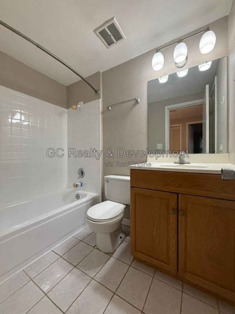 *** 2 BDRM / IN UNIT LAUNDRY / 2 PARKING SPOTS / APPLIANCES INCLUDED *** property image