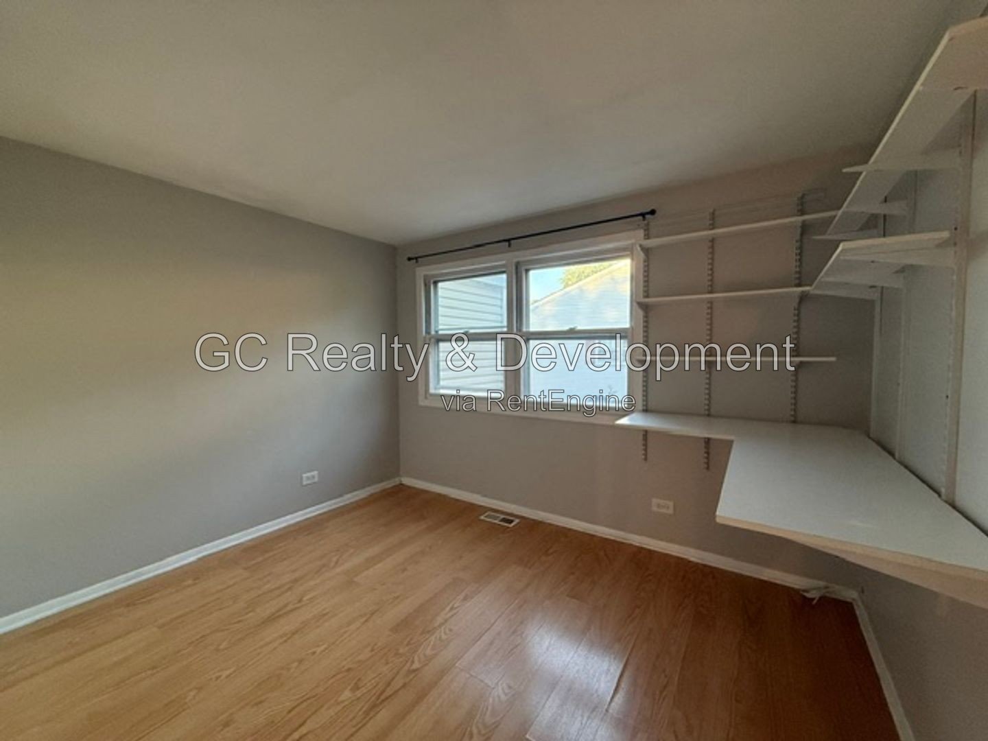 *** 2 BDRM / IN UNIT LAUNDRY / 2 PARKING SPOTS / APPLIANCES INCLUDED *** property image