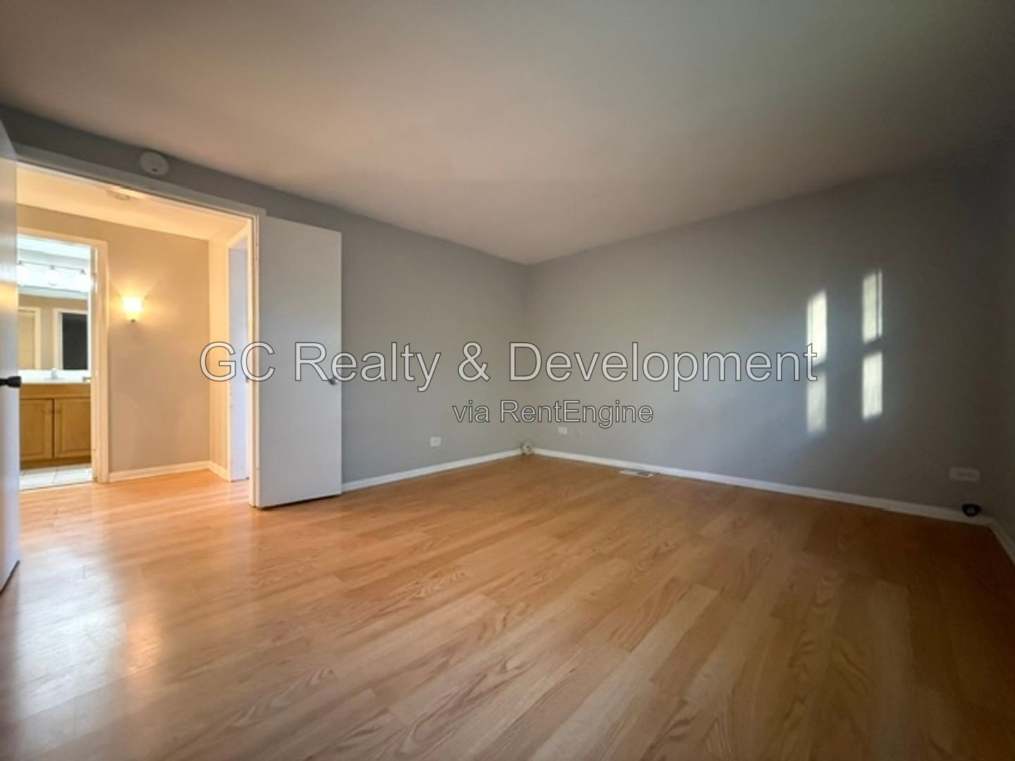 *** 2 BDRM / IN UNIT LAUNDRY / 2 PARKING SPOTS / APPLIANCES INCLUDED *** property image