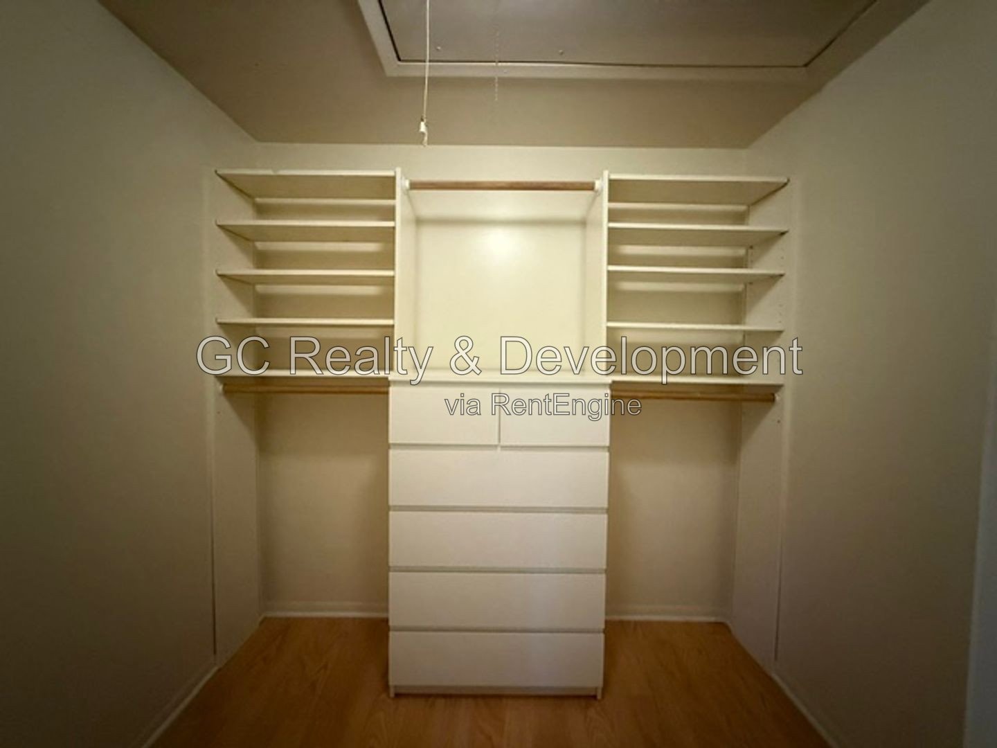 *** 2 BDRM / IN UNIT LAUNDRY / 2 PARKING SPOTS / APPLIANCES INCLUDED *** property image