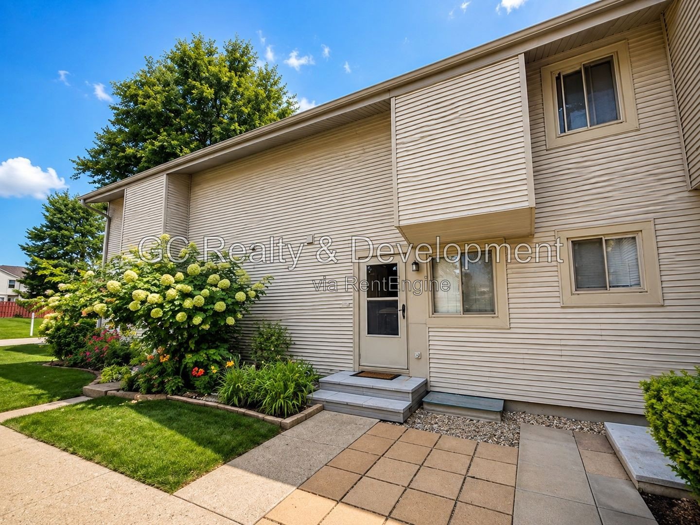*** 2 BDRM - 1.5 BTH / FINISHED BSMT / GARAGE & EXTERIOR PARKING / IN UNIT LAUNDRY *** property image