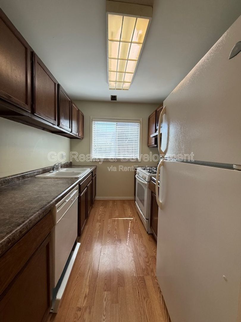 *** COMING SOON 11/01/26! / 2 BDRM / ATTACHED GARAGE / IN UNIT LAUNDRY / SCHOOL DISTRICT 108 *** property image