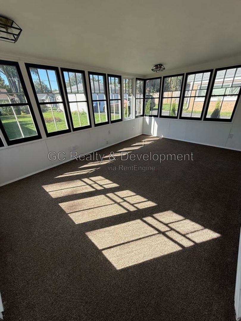 *** 2BR - 1BA / SS APPLIANCES / IN-UNIT LAUNDRY / GARAGE / LRG SUNROOM *** property image