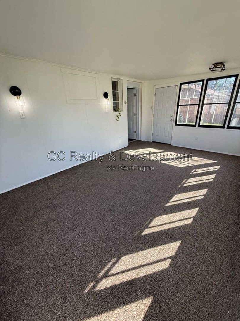 *** 2BR - 1BA / SS APPLIANCES / IN-UNIT LAUNDRY / GARAGE / LRG SUNROOM *** property image