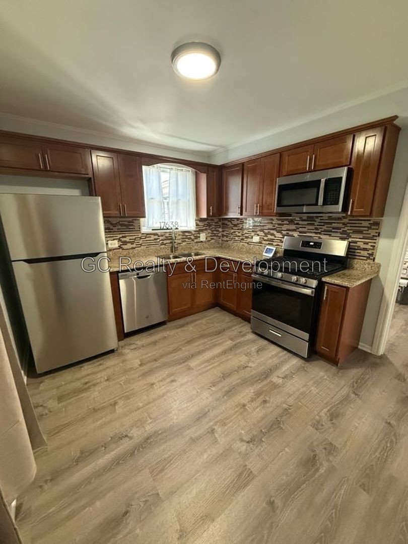 *** 2BR - 1BA / SS APPLIANCES / IN-UNIT LAUNDRY / GARAGE / LRG SUNROOM *** property image