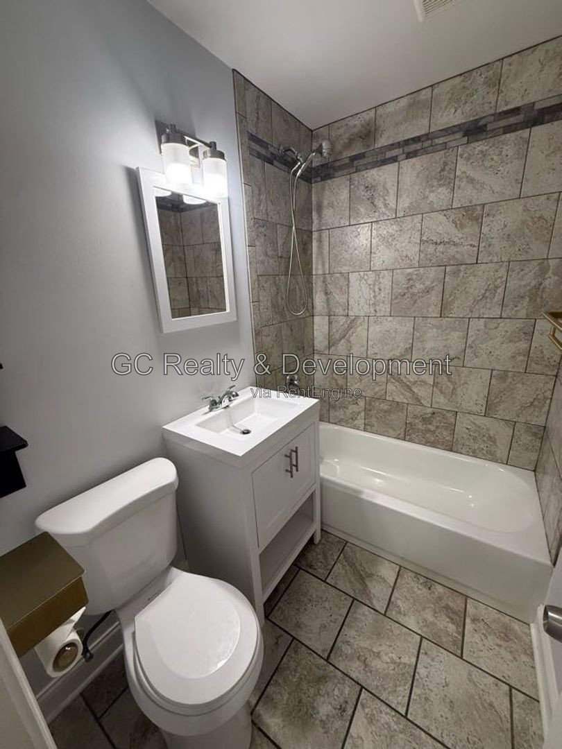 *** 2BR - 1BA / SS APPLIANCES / IN-UNIT LAUNDRY / GARAGE / LRG SUNROOM *** property image