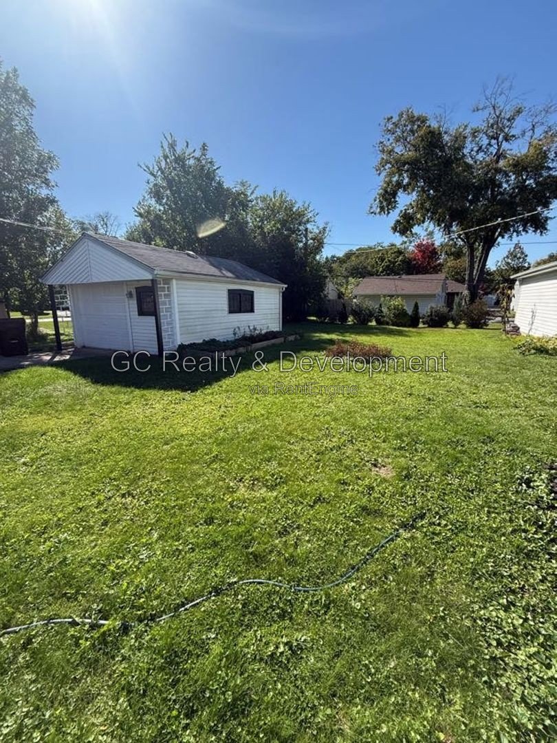 *** 2BR - 1BA / SS APPLIANCES / IN-UNIT LAUNDRY / GARAGE / LRG SUNROOM *** property image
