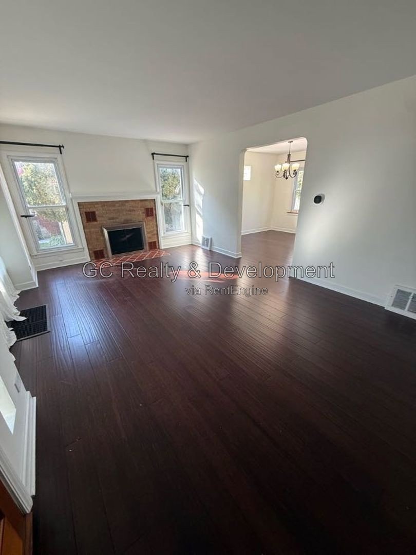 *** 3BR / SS APPLIANCES / IN-UNIT LAUNDRY / PARKING INCL / FENCED YARD / HARDWOOD FLOORS *** property image