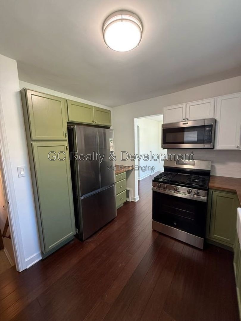 *** 3BR / SS APPLIANCES / IN-UNIT LAUNDRY / PARKING INCL / FENCED YARD / HARDWOOD FLOORS *** property image