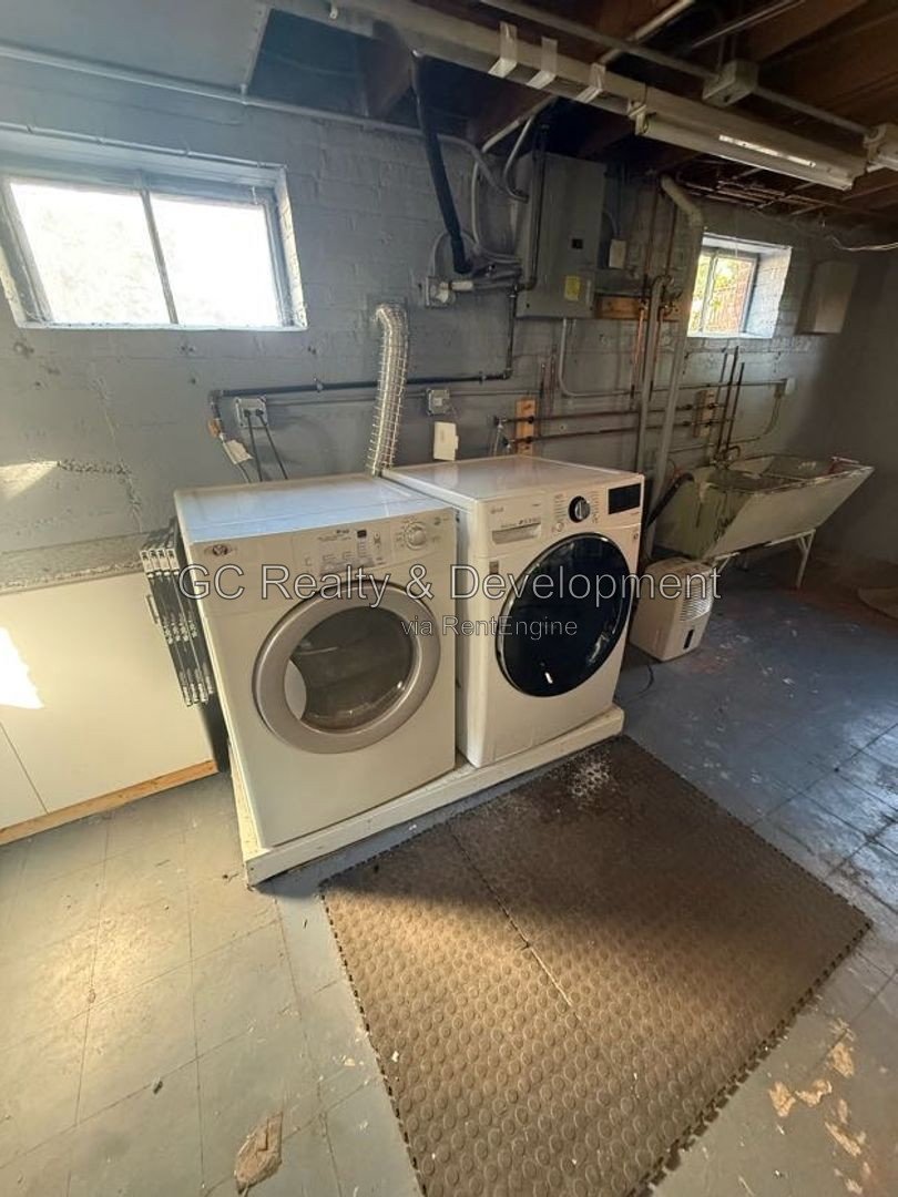*** 3BR / SS APPLIANCES / IN-UNIT LAUNDRY / PARKING INCL / FENCED YARD / HARDWOOD FLOORS *** property image